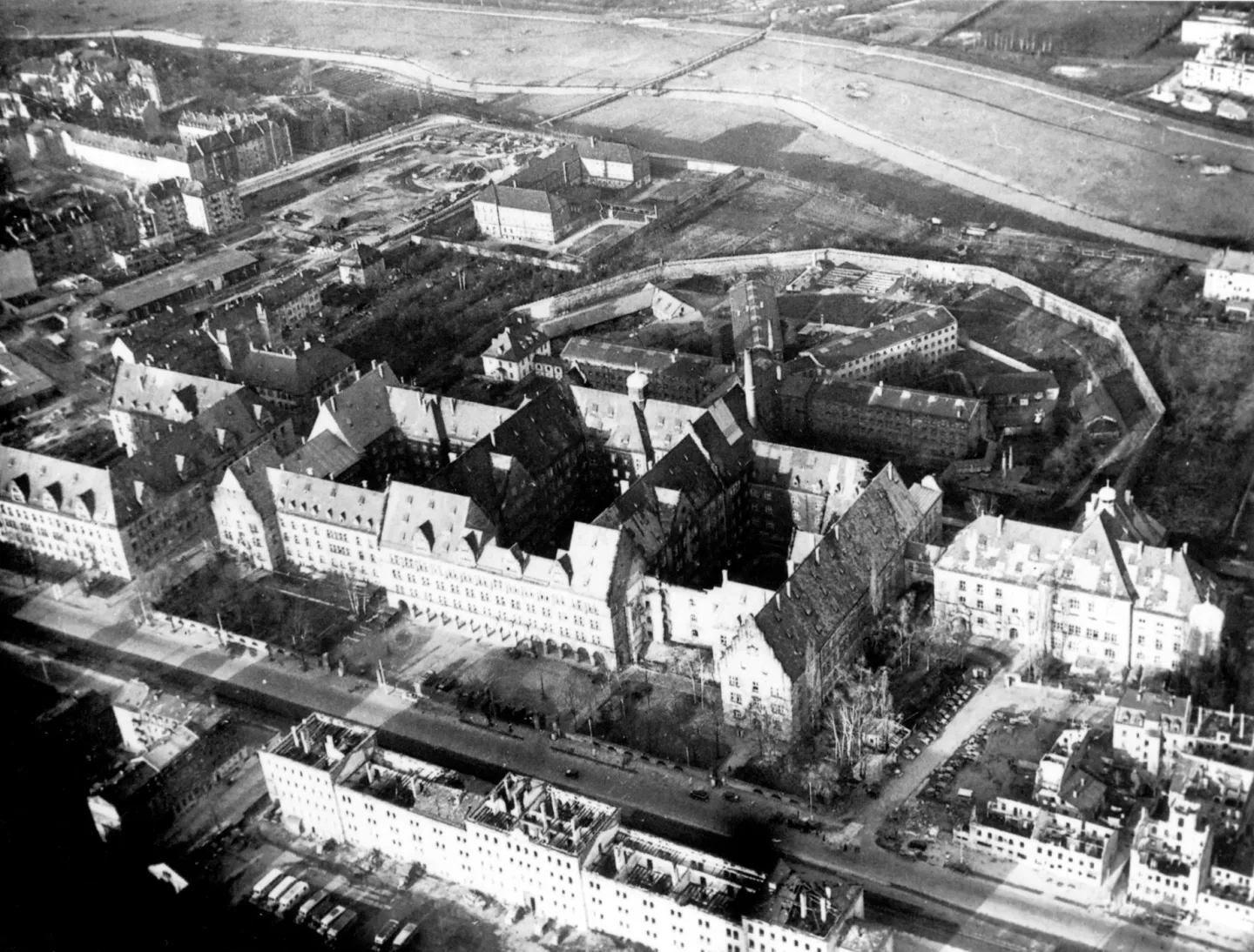 Aerial view of Nuremberg’s Palace of Justice and the prison buildings and yards behind it, before the October 1946 executions.