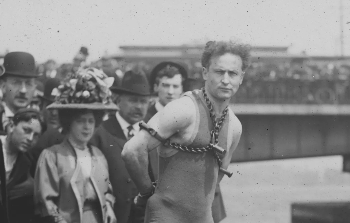 Houdini appears at Harvard Bridge before a public escape stunt.