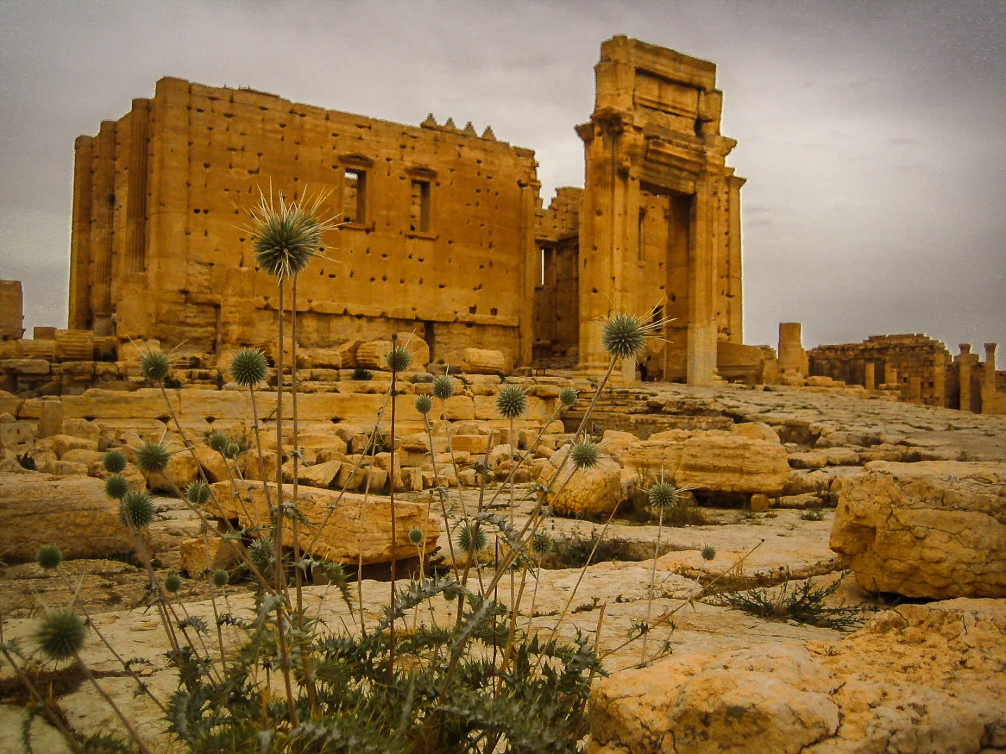 The Temple of Bel in Palmyra in 2007, with its stone sanctuary and monumental doorway still standing.