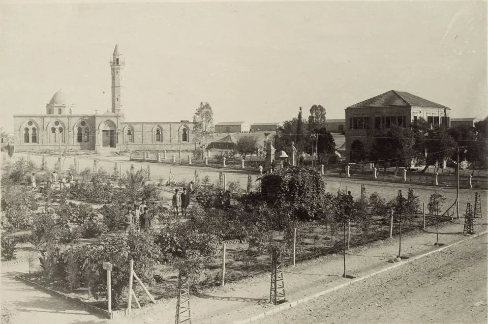 The Great Mosque and garden area in Beersheba in 1917.