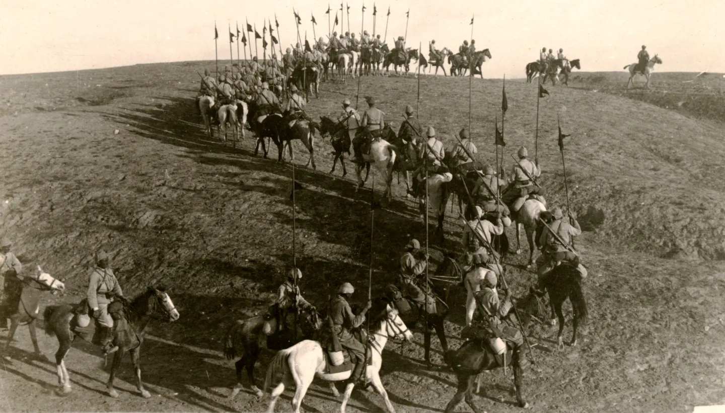 Ottoman lancers mounted on horses west of Beersheba in 1917.