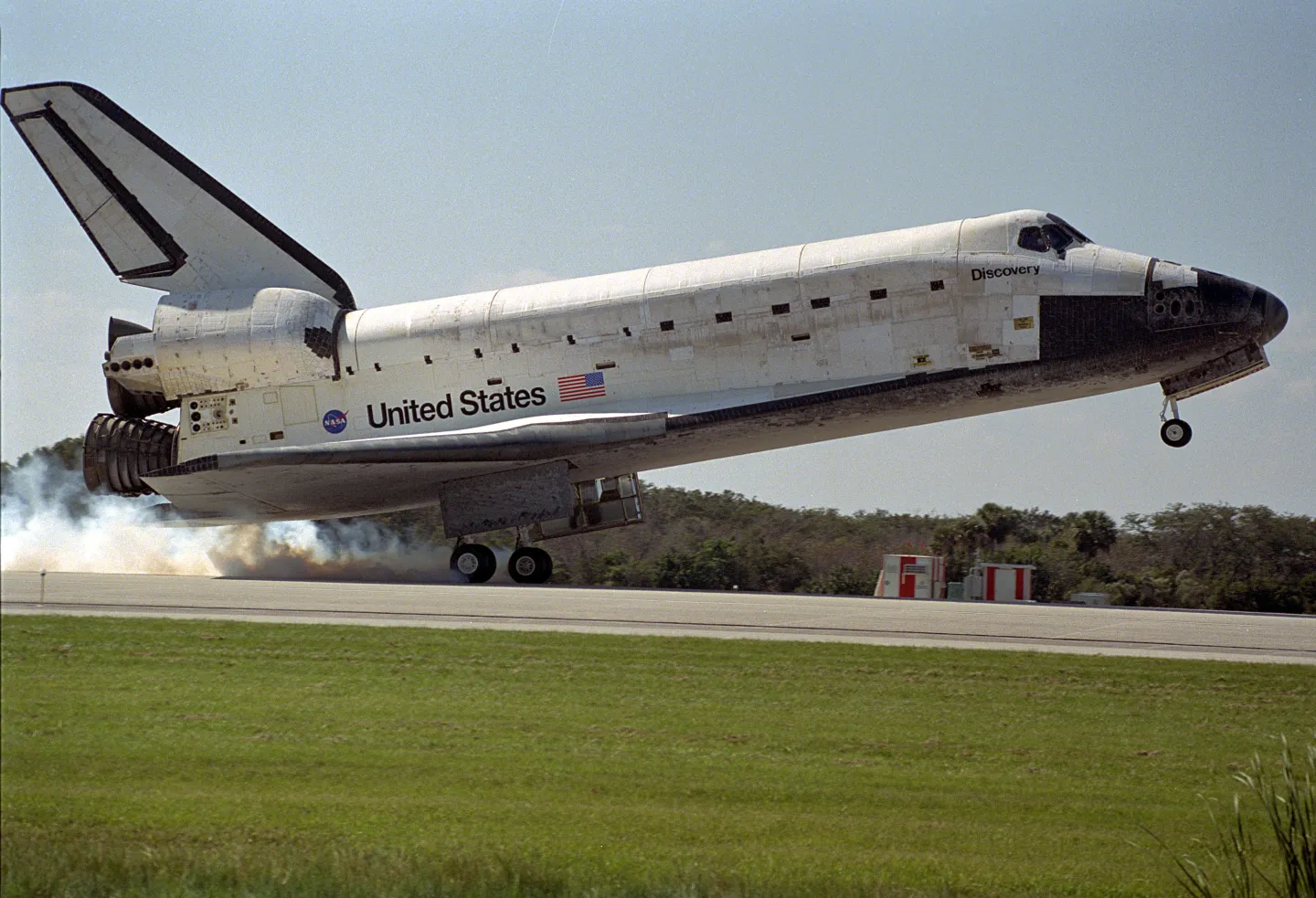 Discovery on its main landing gear after the STS-95 landing.