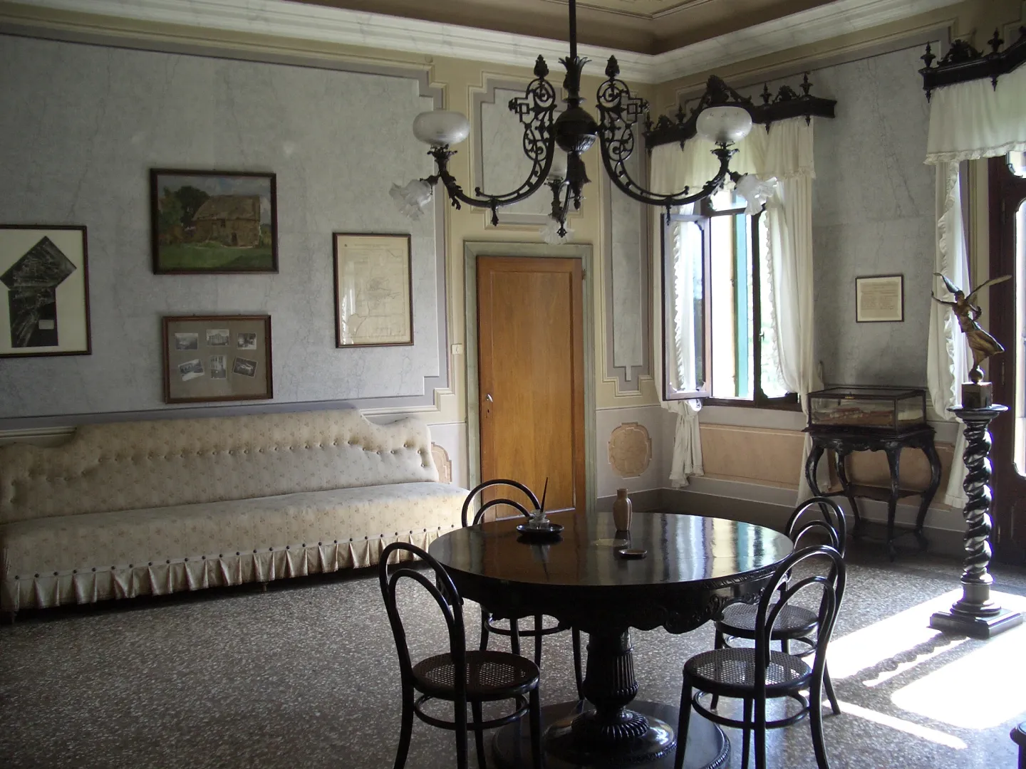 Table and chairs preserved in the armistice room at Villa Giusti.