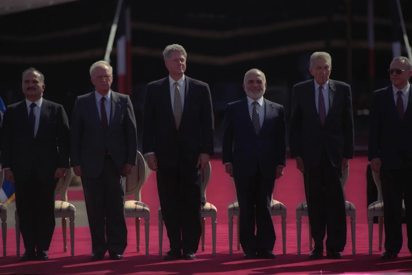 King Hussein, Bill Clinton, Yitzhak Rabin and other leaders seated during the Israel–Jordan peace ceremony.