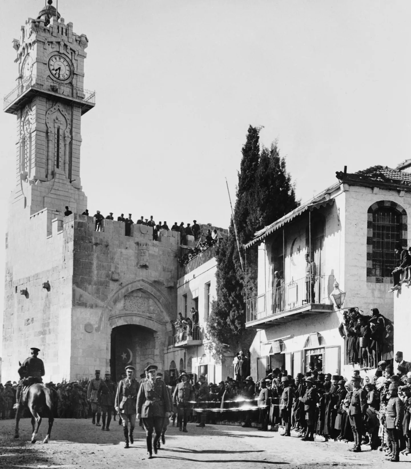 General Edmund Allenby walks through the Jaffa Gate with officers in December 1917.
