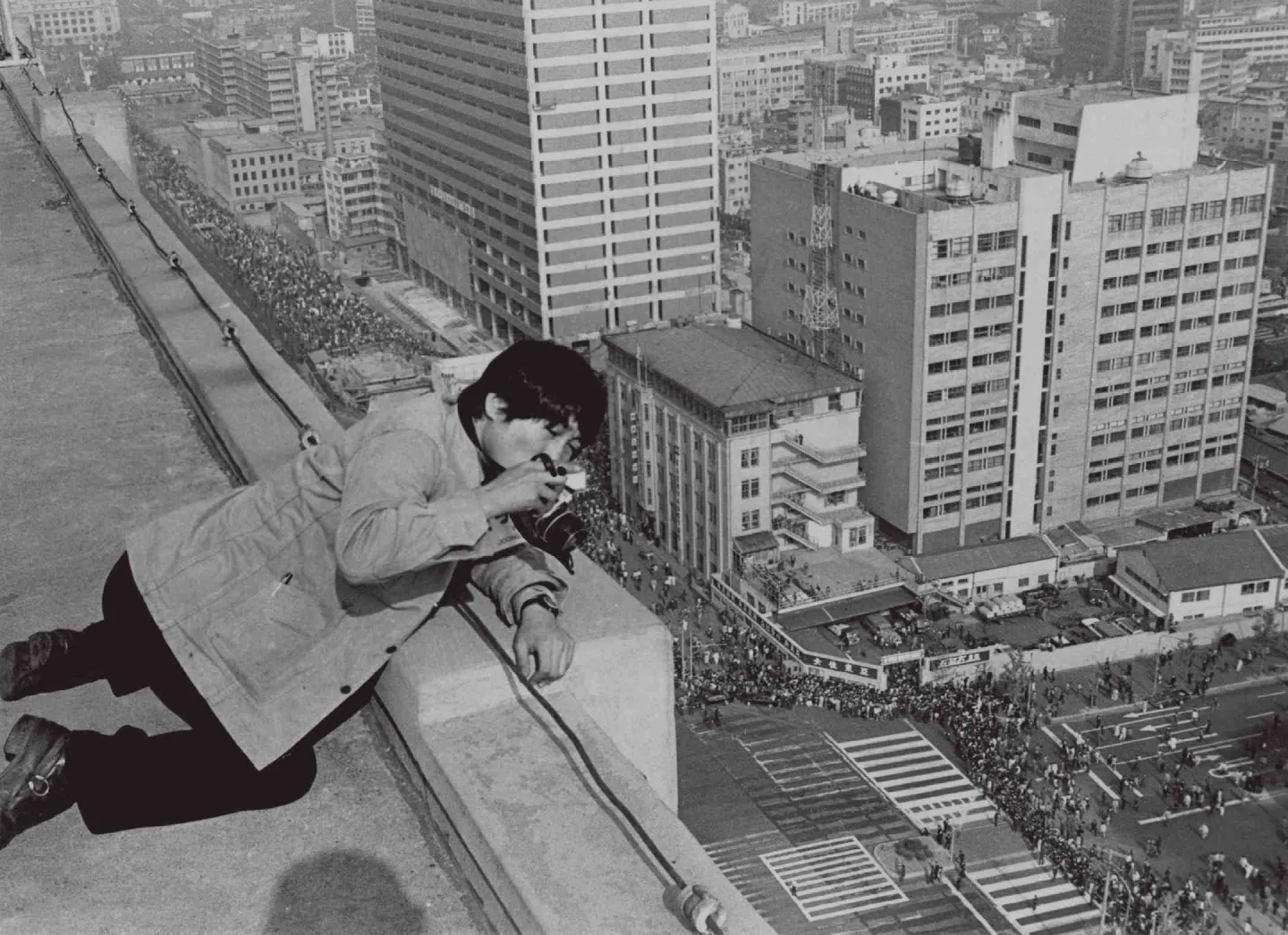 Photojournalist on the rooftop of Seoul’s Koreana Hotel covering Park Chung-hee’s funeral on November 3, 1979.