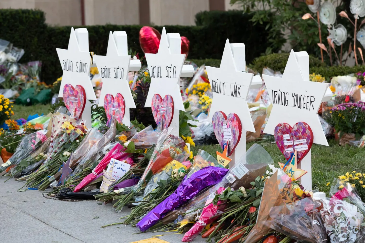 Tributes and flowers outside the Tree of Life synagogue during the White House visit on October 30, 2018.
